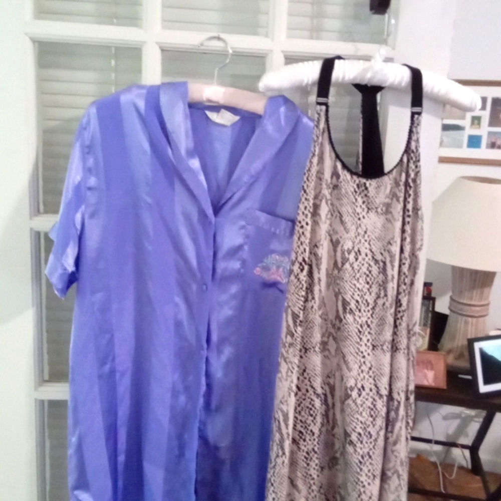 Lot of 2 Ladies sz Medium Night Gowns. Good condition.